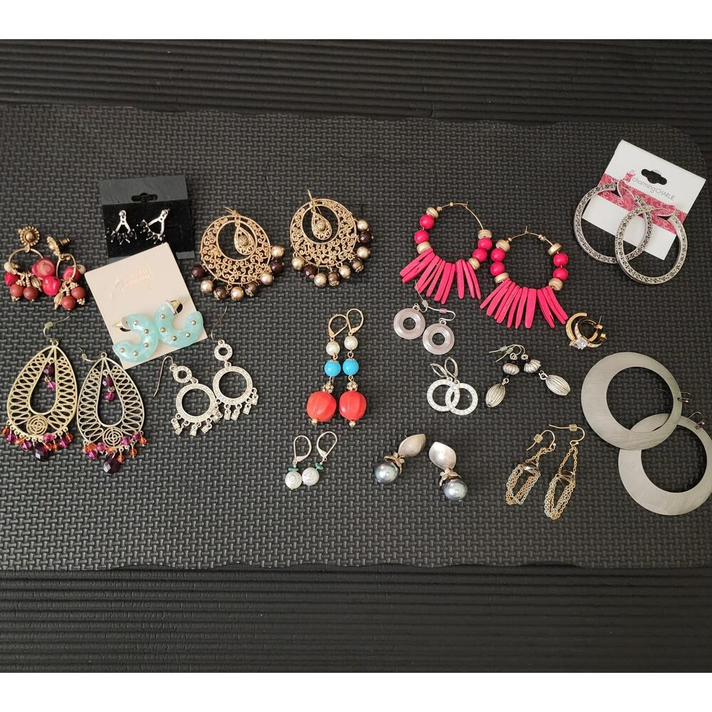 Lot of 17 Earrings Costume Fashion Jewelry Modern‎